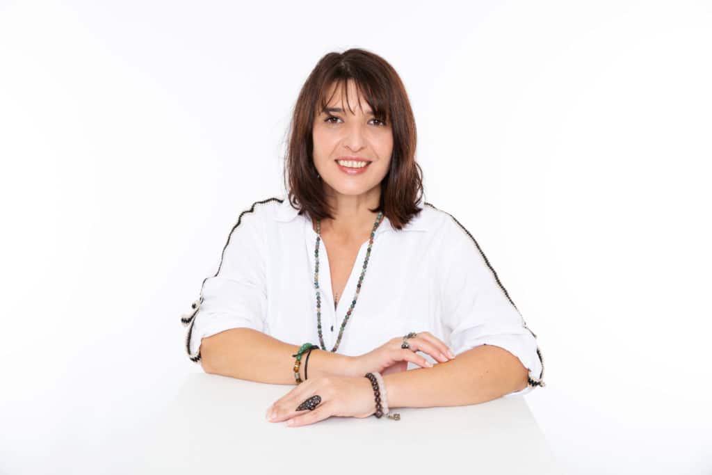 Une femme posant lors d'une séance photo corporate, réalisée par Bérengère Grassin du studio Bérengère, photographe professionnelle dans les Yvelines.
