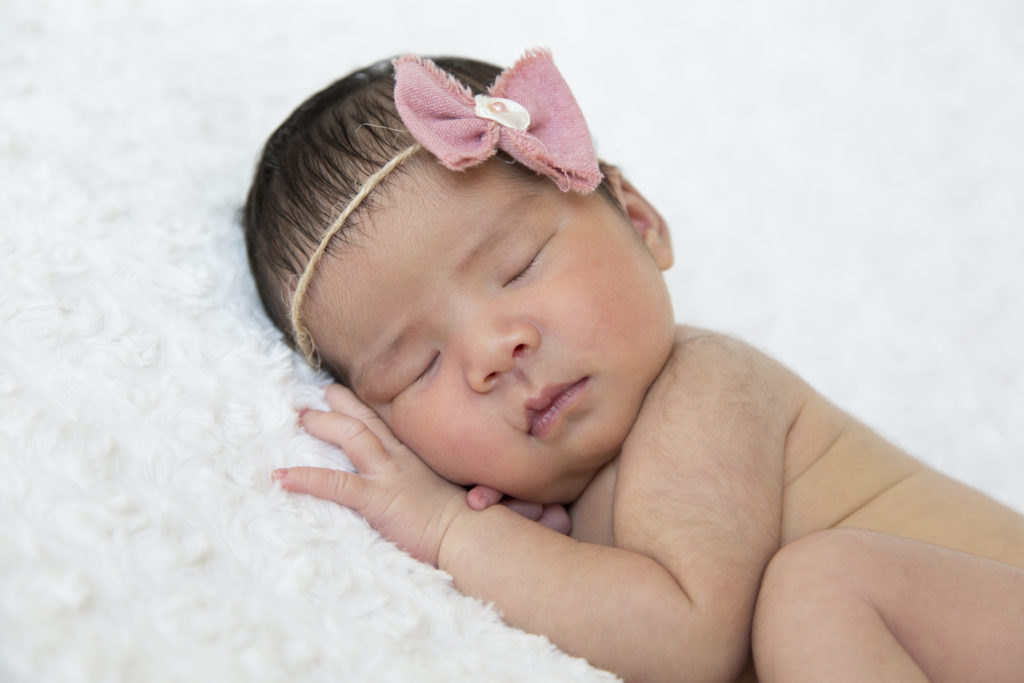 Un bébé endormi lors d'une séance photo nouveau-né, réalisée par Bérengère Grassin du studio Bérengère, photographe professionnelle.