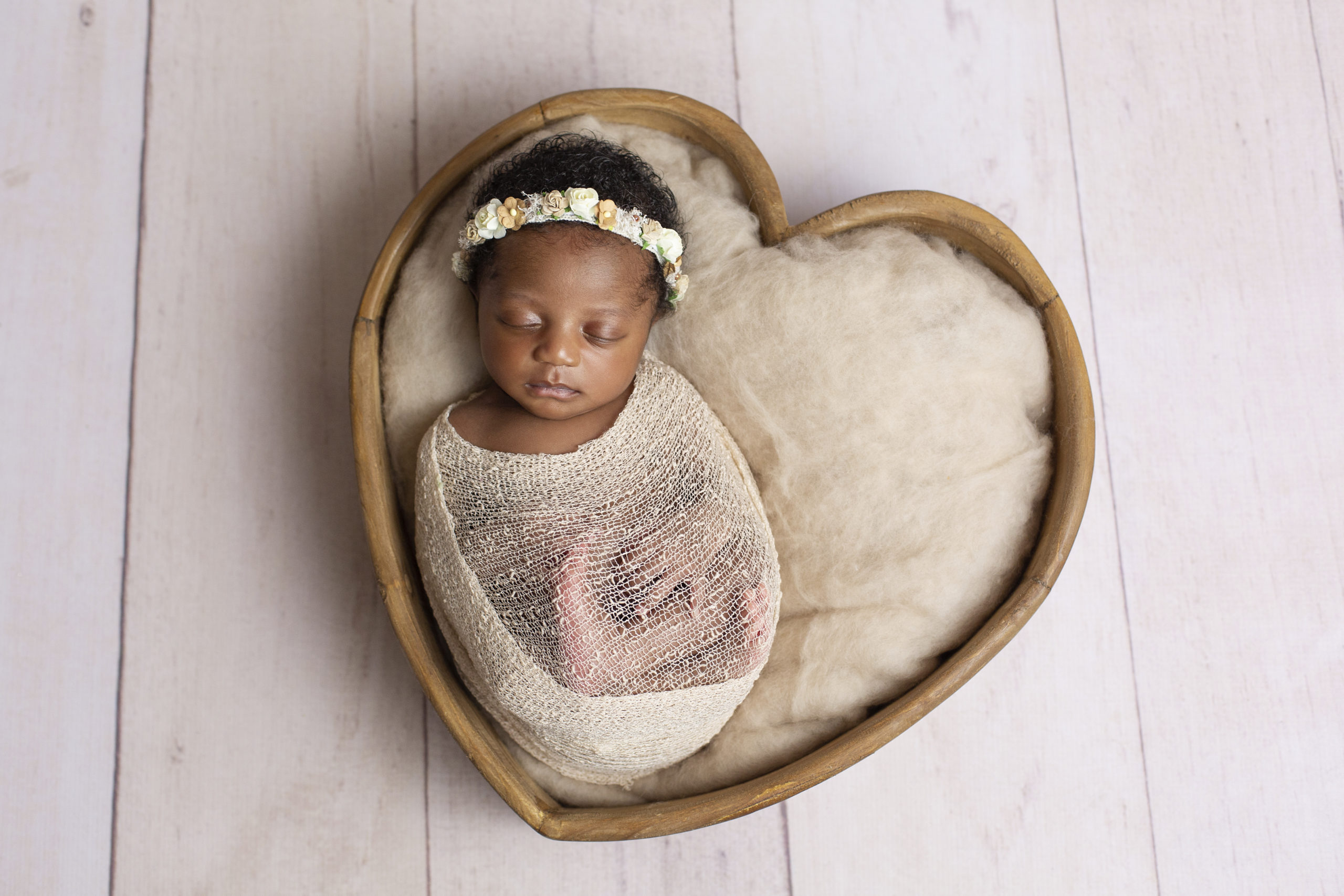 Un bébé endormi lors d'une séance photo nouveau-né, réalisée par Bérengère Grassin du studio Bérengère, photographe professionnelle.