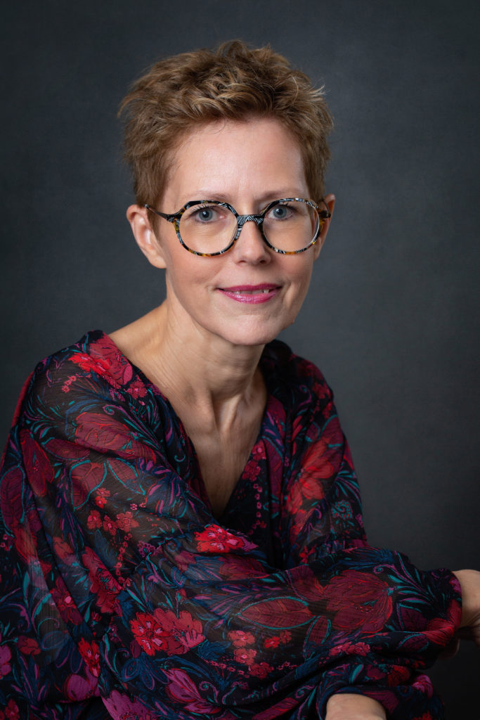 Une femme posant lors d'une séance photo corporate, réalisée par Bérengère Grassin du studio Bérengère, photographe professionnelle dans les Yvelines.