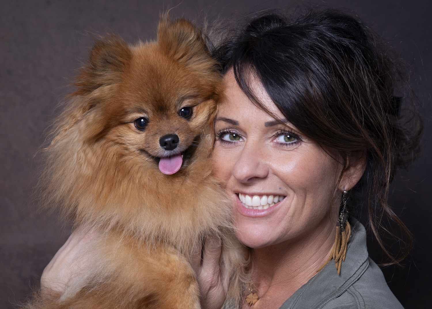 Une femme posant avec son chien, lors d'une séance photo animaux de compagnie, réalisée au studio Bérengère, dans les Yvelines.