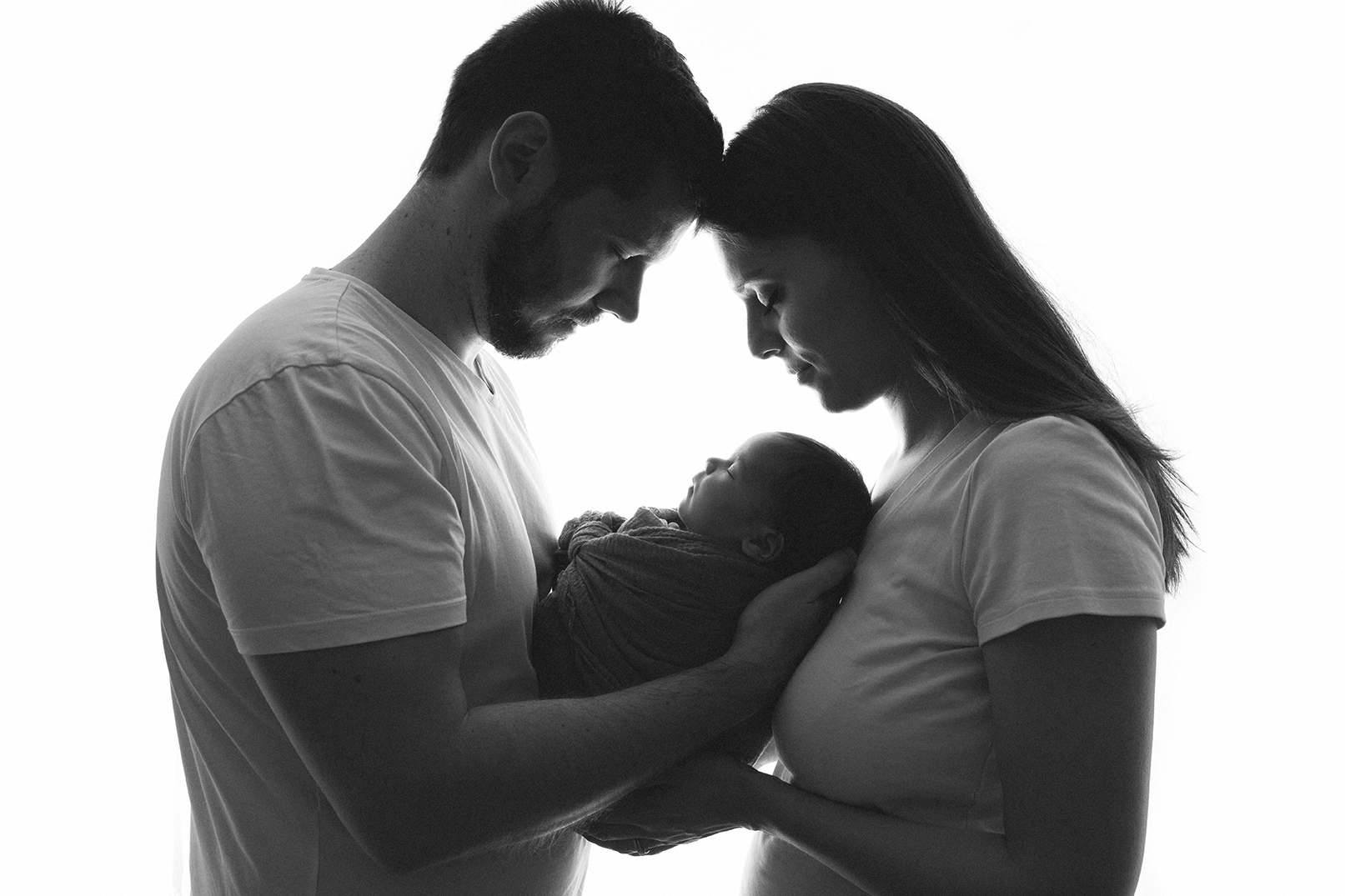Bébé et ses parents en séance nouveau-né au studio Bérengère