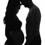 Couple posant lors d'une séance photo grossesse, réalisée au studio Bérengère, photographe professionnelle dans les Yvelines.
