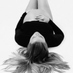 Femme enceinte, posant lors d'une séance photo grossesse, réalisée au studio Bérengère, photographe professionnelle dans les Yvelines.