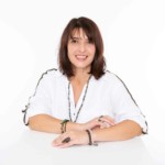 Une femme posant lors d'une séance photo corporate, réalisée par Bérengère Grassin du studio Bérengère, photographe professionnelle dans les Yvelines.