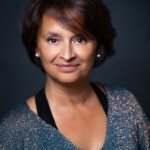 Une femme posant lors d'une séance photo portrait individuel, réalisée par Bérengère Grassin du studio Bérengère, photographe professionnelle dans les Yvelines.