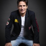 Un homme posant lors d'une séance photo portrait individuel, réalisée par Bérengère Grassin du studio Bérengère, photographe professionnelle dans les Yvelines.