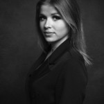 Une femme posant lors d'une séance photo portrait individuel, réalisée par Bérengère Grassin du studio Bérengère, photographe professionnelle dans les Yvelines.