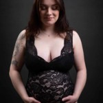 Femme enceinte, posant lors d'une séance photo grossesse, réalisée au studio Bérengère, photographe professionnelle dans les Yvelines.