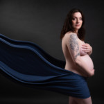 Femme enceinte, posant lors d'une séance photo grossesse, réalisée au studio Bérengère, photographe professionnelle dans les Yvelines.