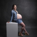 Femme enceinte, posant lors d'une séance photo grossesse, réalisée au studio Bérengère, photographe professionnelle dans les Yvelines.