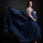 Femme enceinte, posant lors d'une séance photo grossesse, réalisée au studio Bérengère, photographe professionnelle dans les Yvelines.