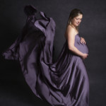 Femme enceinte, posant lors d'une séance photo grossesse, réalisée au studio Bérengère, photographe professionnelle dans les Yvelines.