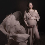 Femme enceinte, posant lors d'une séance photo grossesse, réalisée au studio Bérengère, photographe professionnelle dans les Yvelines.