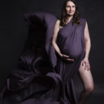 Femme enceinte, posant lors d'une séance photo grossesse, réalisée au studio Bérengère, photographe professionnelle dans les Yvelines.