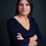 Une femme posant lors d'une séance photo corporate, réalisée par Bérengère Grassin du studio Bérengère, photographe professionnelle dans les Yvelines.