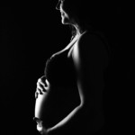 Femme enceinte, posant lors d'une séance photo grossesse, réalisée au studio Bérengère, photographe professionnelle dans les Yvelines.