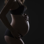 Femme enceinte, posant lors d'une séance photo grossesse, réalisée au studio Bérengère, photographe professionnelle dans les Yvelines.