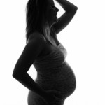Femme enceinte, posant lors d'une séance photo grossesse, réalisée au studio Bérengère, photographe professionnelle dans les Yvelines.