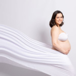 Femme enceinte, posant lors d'une séance photo grossesse, réalisée au studio Bérengère, photographe professionnelle dans les Yvelines.