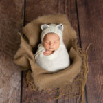 Un nouveau-né endormi, lors d'une séance photo nouveau-né, réalisée au studio Bérengère, photographe dans les Yvelines.