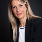 Une professionnelle prenant la pose lors d'un shooting corporate réalisé par le studio Bérengère, dans les Yvelines.