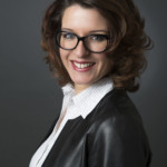 Une professionnelle prenant la pose lors d'un shooting corporate réalisé par le studio Bérengère, dans les Yvelines.