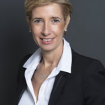 Une professionnelle prenant la pose lors d'un shooting corporate réalisé par le studio Bérengère, dans les Yvelines.