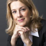 Photo d'une femme posant pour sa séance corporate.