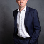 Un professionnel prenant la pose lors d'un shooting corporate réalisé par le studio Bérengère, dans les Yvelines.