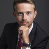 Un professionnel prenant la pose lors d'un shooting corporate réalisé par le studio Bérengère, dans les Yvelines.