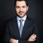 Un professionnel prenant la pose lors d'un shooting corporate réalisé par le studio Bérengère, dans les Yvelines.