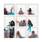 Une famille s'amusant lors du shooting photo dans la boite, réalisé par le studio Bérengère, photographe professionnelle dans les Yvelines.