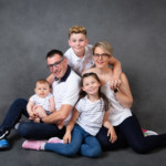 Une famille photographiée lors d'un shooting photo famille, au studio Bérengère.