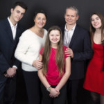 Une famille photographiée lors d'un shooting photo famille, au studio Bérengère.