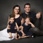 Une famille posant, lors d'un shooting photo famille, au studio Bérengère.
