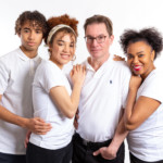 Une famille prenant la pose, lors d'un shooting photo famille, au studio Bérengère.