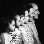 Famille prenant la pose de profil, lors d'un shooting photo famille, au studio Bérengère.