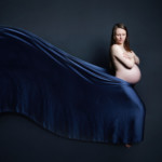 Femme enceinte, posant lors d'une séance photo grossesse, réalisée au studio Bérengère, photographe professionnelle dans les Yvelines.