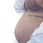 Zoom sur le ventre d'une femme enceinte, posant lors d'une séance photo grossesse, réalisée au studio Bérengère, photographe professionnelle dans les Yvelines.