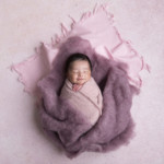 Un moment de bonheur qui se lit sur le visage de ce nouveau-né pris en photo lors de son shooting nouveau-né.