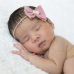 Un bébé endormi lors d'une séance photo nouveau-né, réalisée par Bérengère Grassin du studio Bérengère, photographe professionnelle.