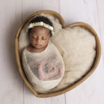 Un bébé endormi lors d'une séance photo nouveau-né, réalisée par Bérengère Grassin du studio Bérengère, photographe professionnelle.