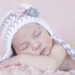 Un bébé endormi lors d'une séance photo nouveau-né, réalisée par Bérengère Grassin du studio Bérengère, photographe professionnelle.