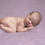 Un bébé endormi lors d'une séance photo nouveau-né, réalisée par Bérengère Grassin du studio Bérengère, photographe professionnelle.