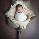 Un bébé endormi lors d'une séance photo nouveau-né, réalisée par Bérengère Grassin du studio Bérengère, photographe professionnelle.