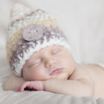 Un bébé endormi lors d'une séance photo nouveau-né, réalisée par Bérengère Grassin du studio Bérengère, photographe professionnelle dans les Yvelines.