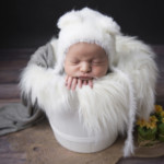 Un bébé endormi lors d'une séance photo nouveau-né, réalisée par Bérengère Grassin du studio Bérengère, photographe professionnelle.