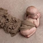 Un bébé endormi lors d'une séance photo nouveau-né, réalisée par Bérengère Grassin du studio Bérengère, photographe professionnelle.