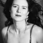 Portrait d'une jeune femme en noir et blanc, réalisé par Bérengère Grassin du studio Bérengère, photographe professionnelle.
